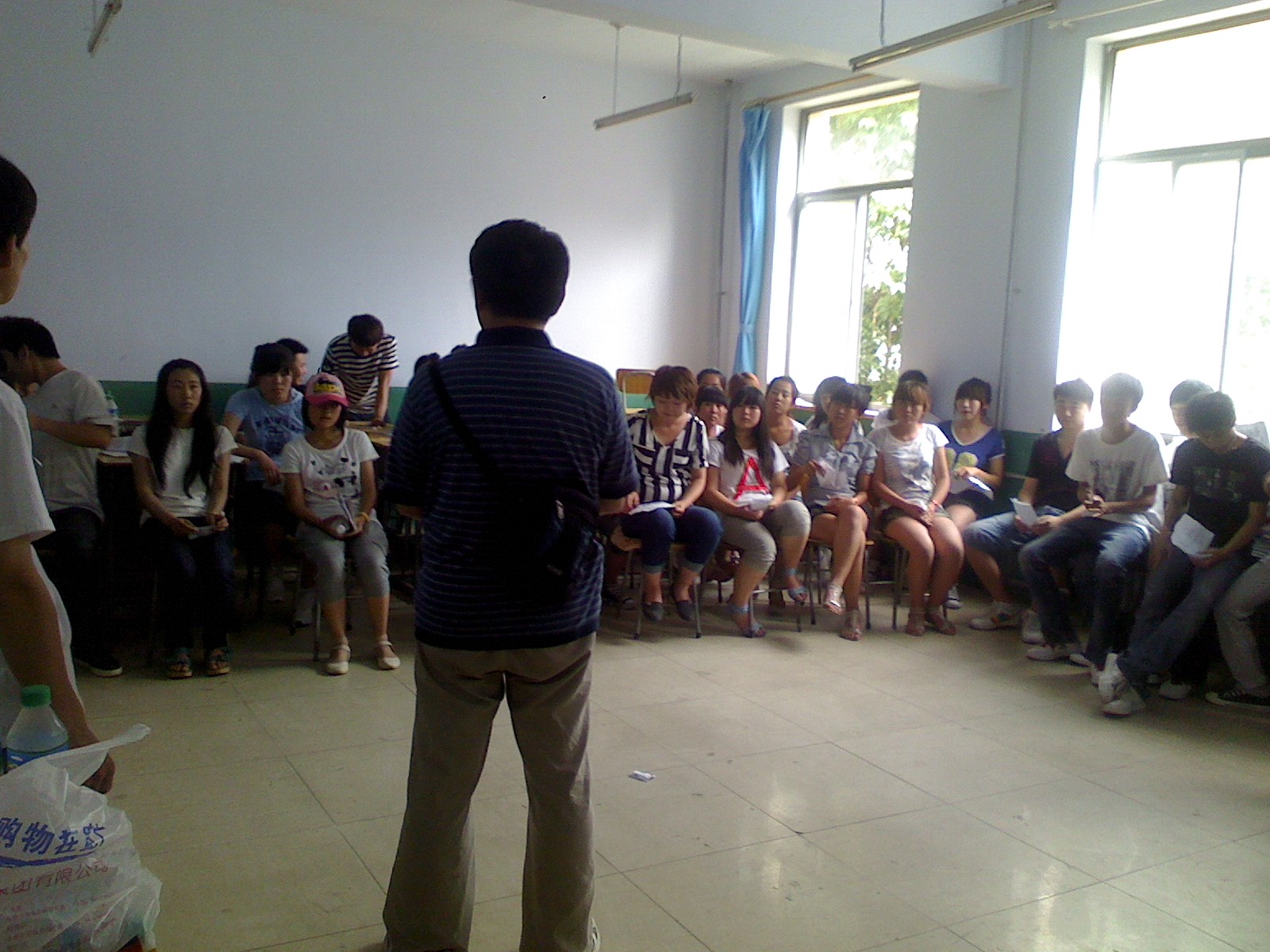 刘书记鼓劲大家热爱学校,热爱祖国,好好学习